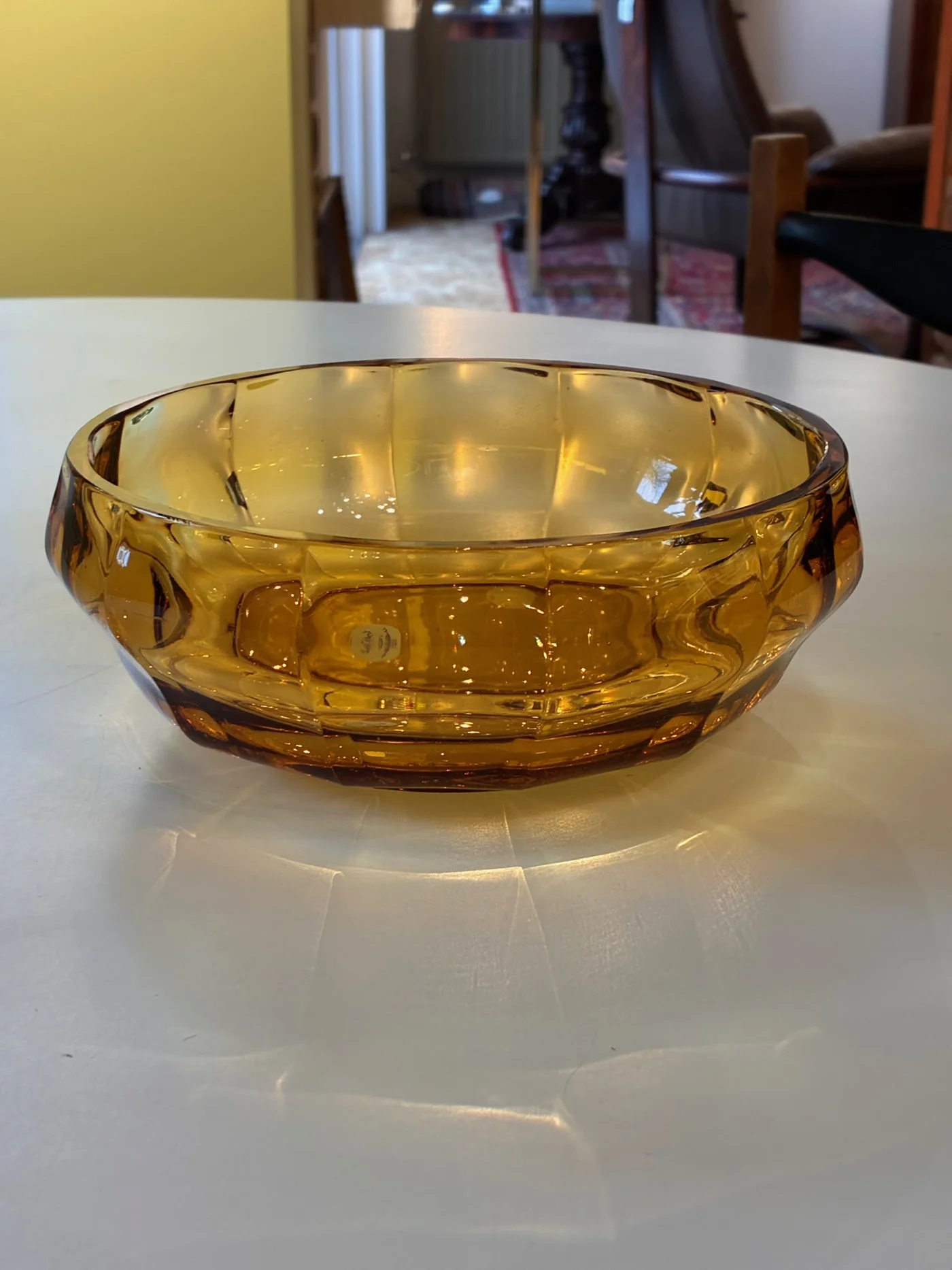 Plat jaune en verre de style Art Deco