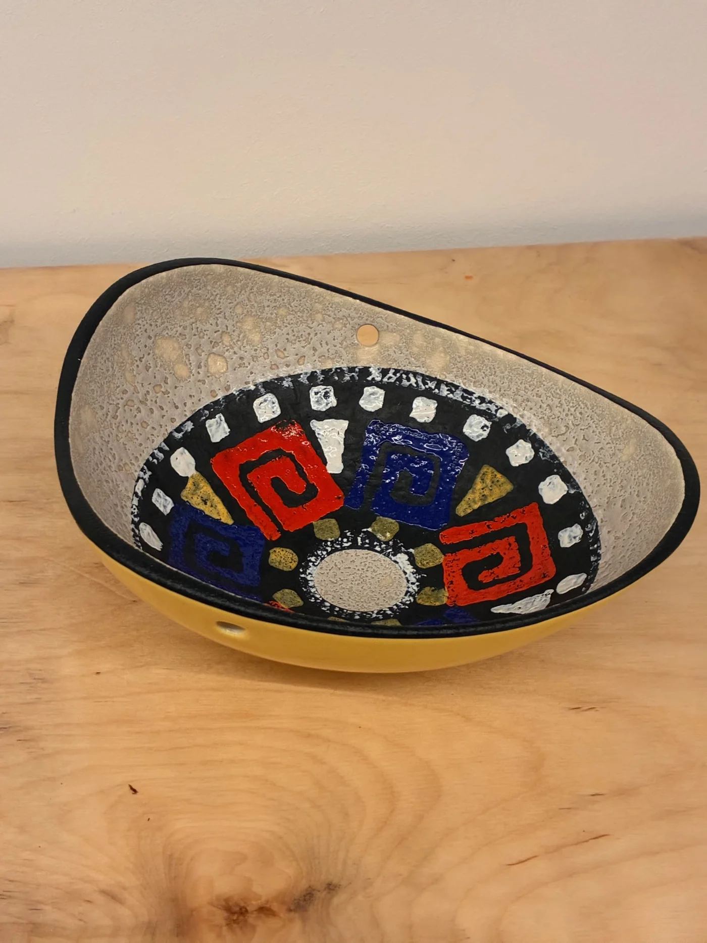 Plat en céramique vintage, de forme triangulaire à motifs rouge - bleu - West Germany - 1960s