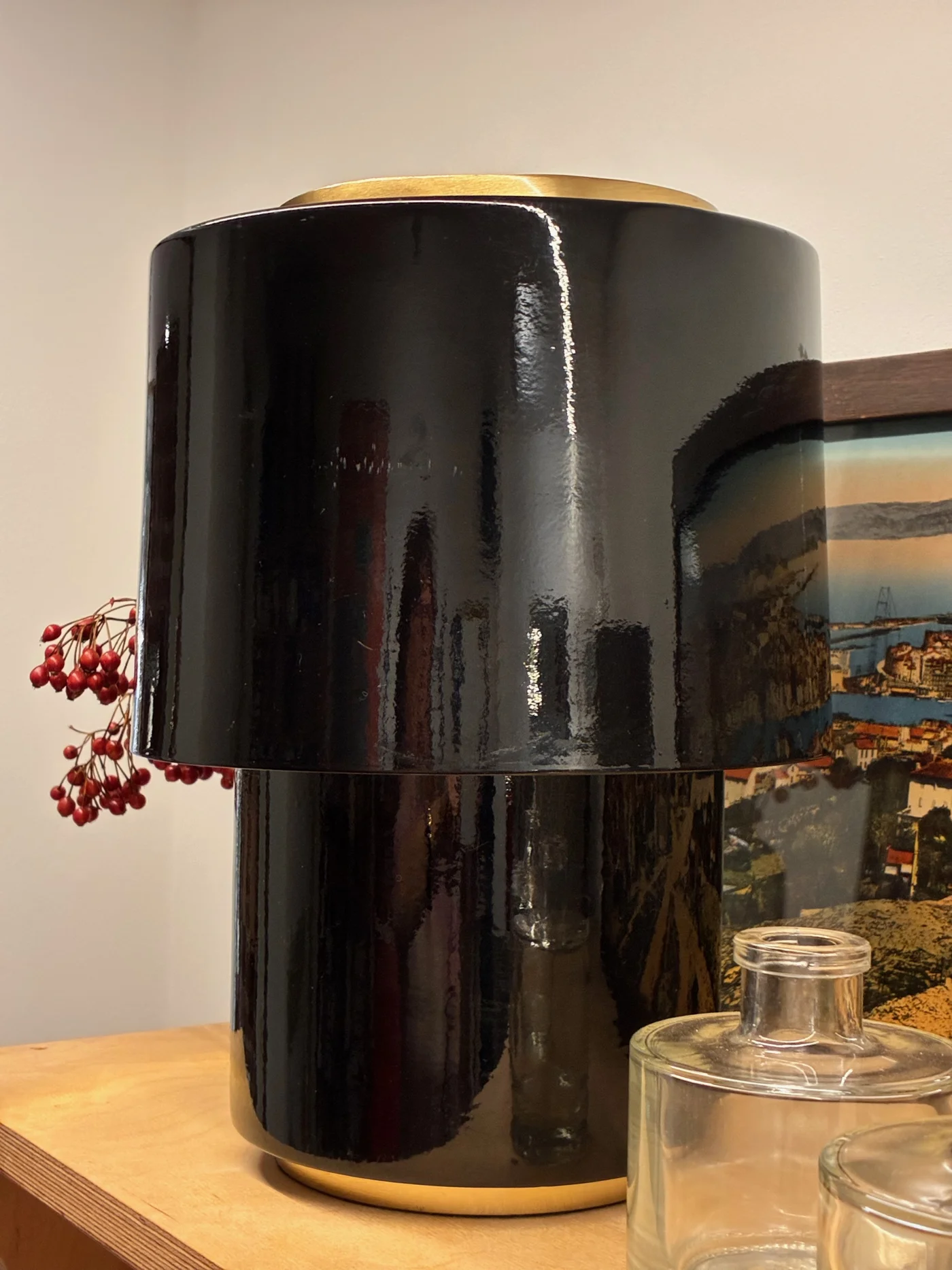 Lampe à pose en métal laqué noir, base et dessus en métal type laiton - Ht 28 cm 
