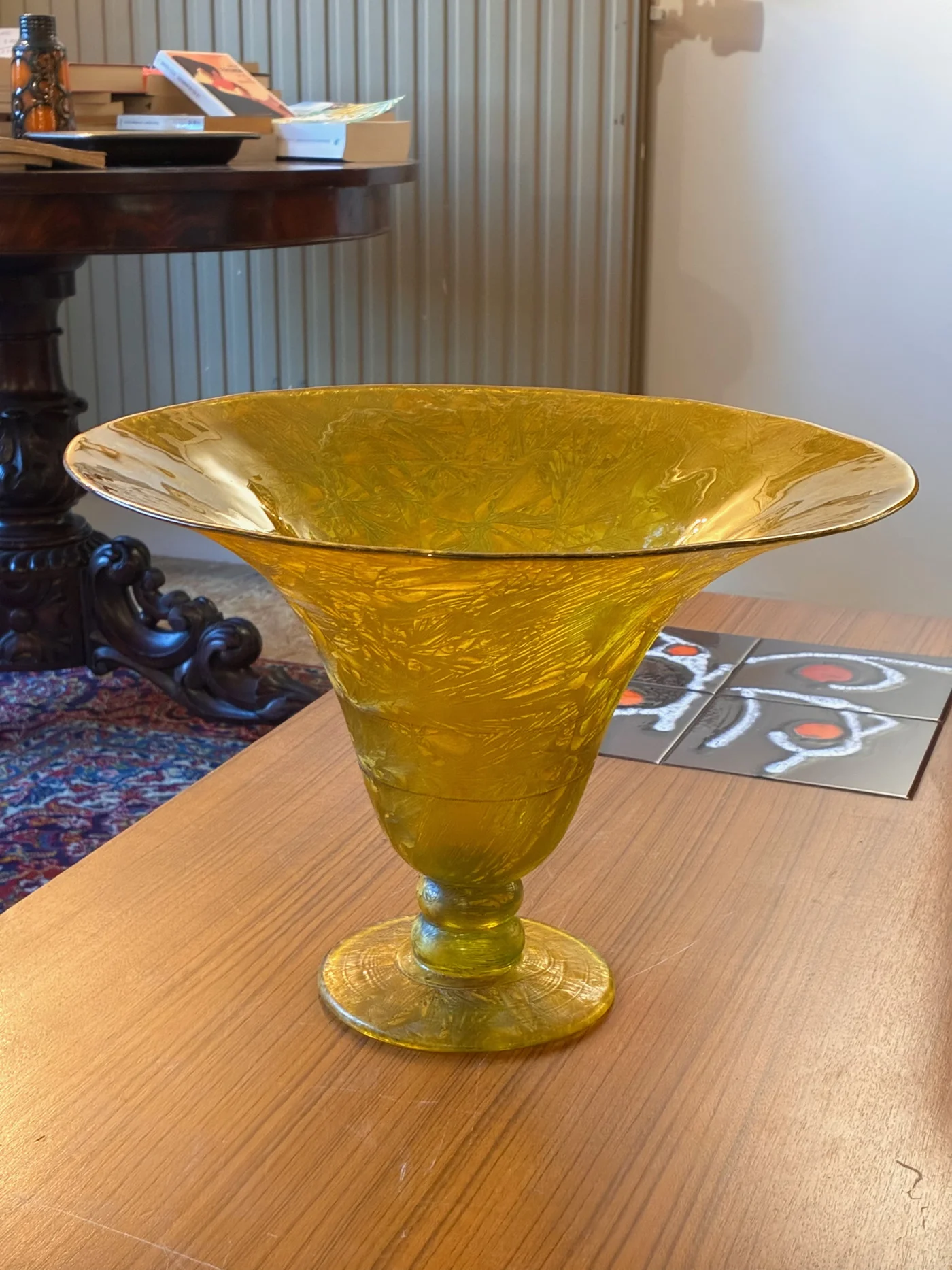 Plat/large coupe évasée en verre jaune - Vintage