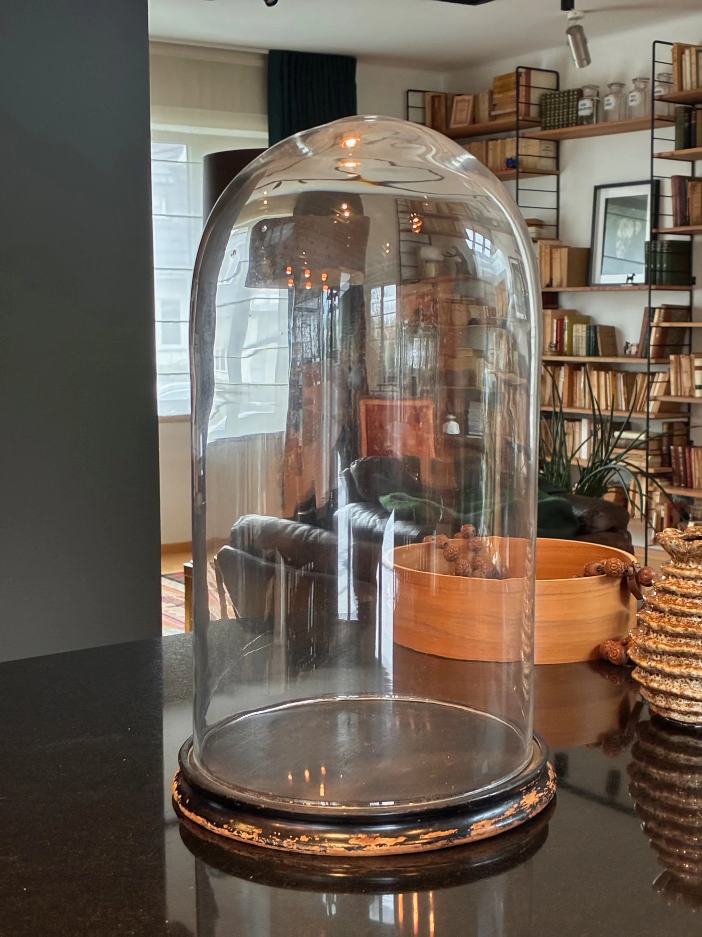 Grand globe ancien en verre, avec socle bois - Diam 25 cm Ht 45 cm