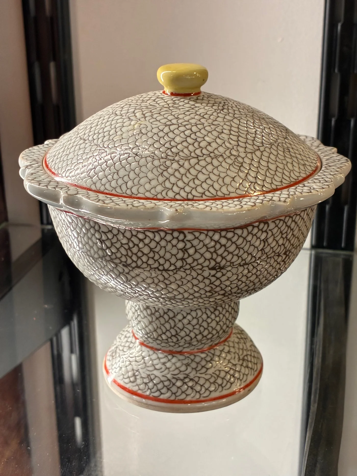 Porcelaine asiatique - Petit pot avec couvercle - Motifs écaille or et liséré rouge orangé