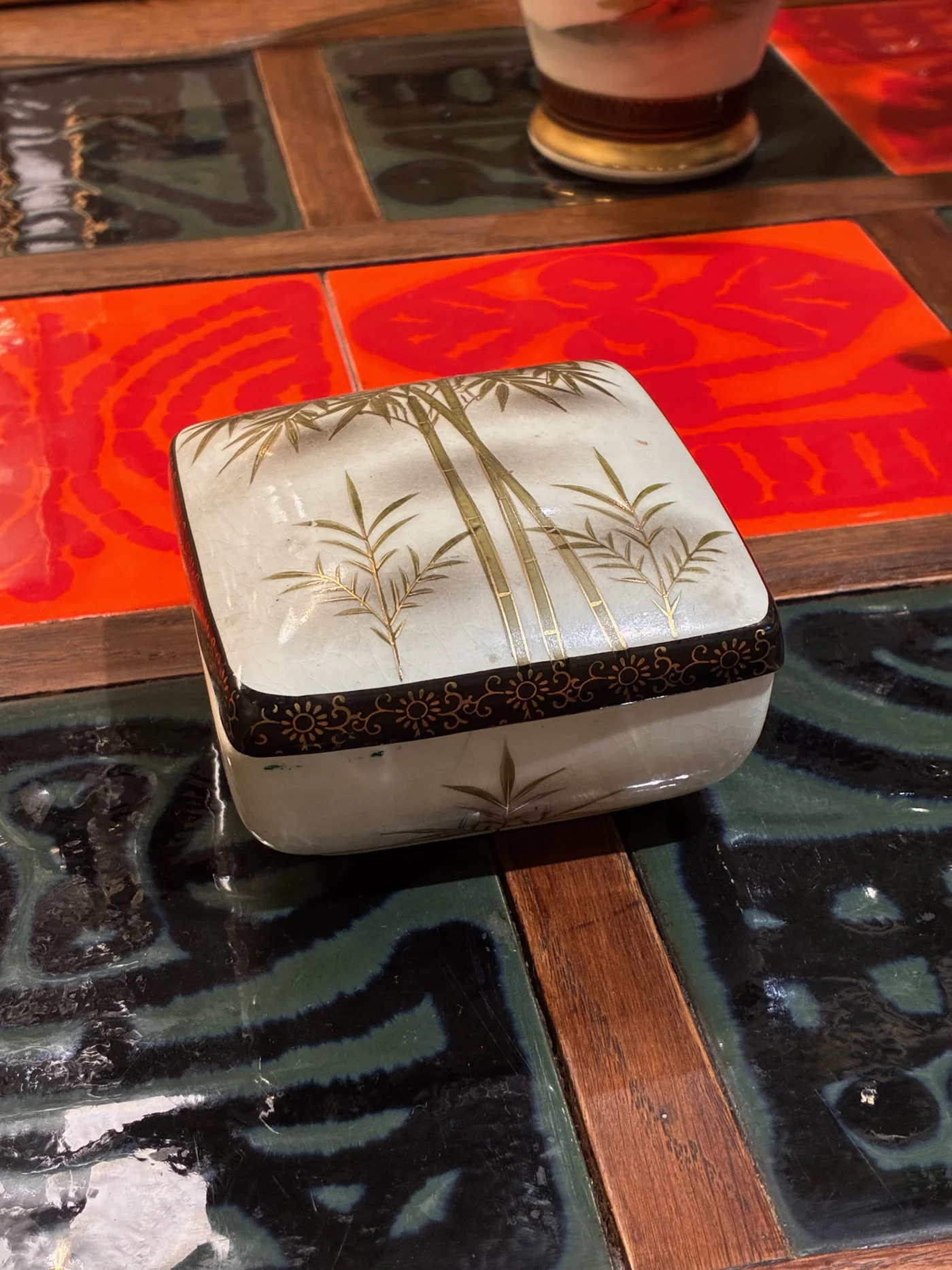 Porcelaine asiatique - Petit pot carré avec couvercle à décor asiatique 
