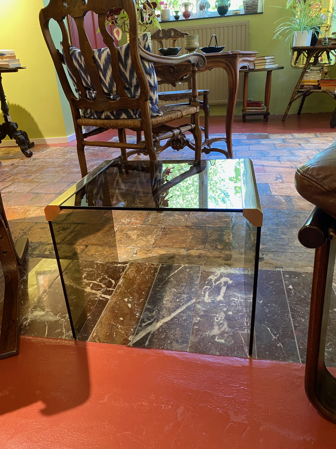 Petite table d'appoint Galotti & Radice (Italie) - Laiton et tablette fumée - 50 x 40 cm
