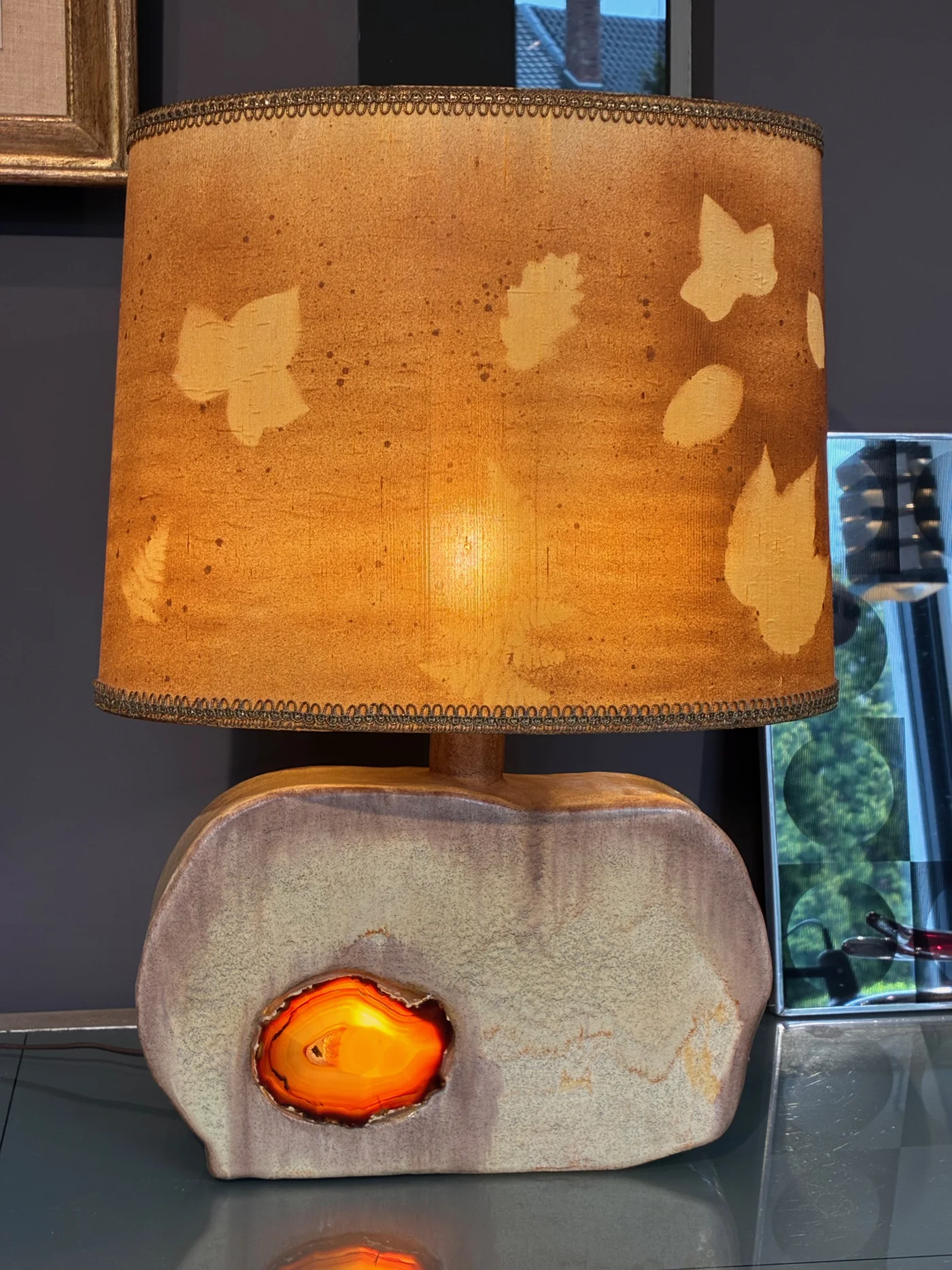 Lampe vintage avec incrustation de géode - Abat-jour à décor organique - Vers 1960-1970 - Ht : 56 cm