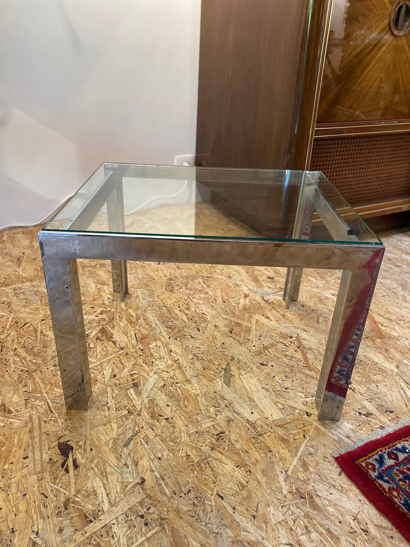 Petite table d'appoint/bout de canapé - Métal chromé et tablette épaisse en verre (un petit éclat) - Mid-Century 1960s - 50 x 40 cm