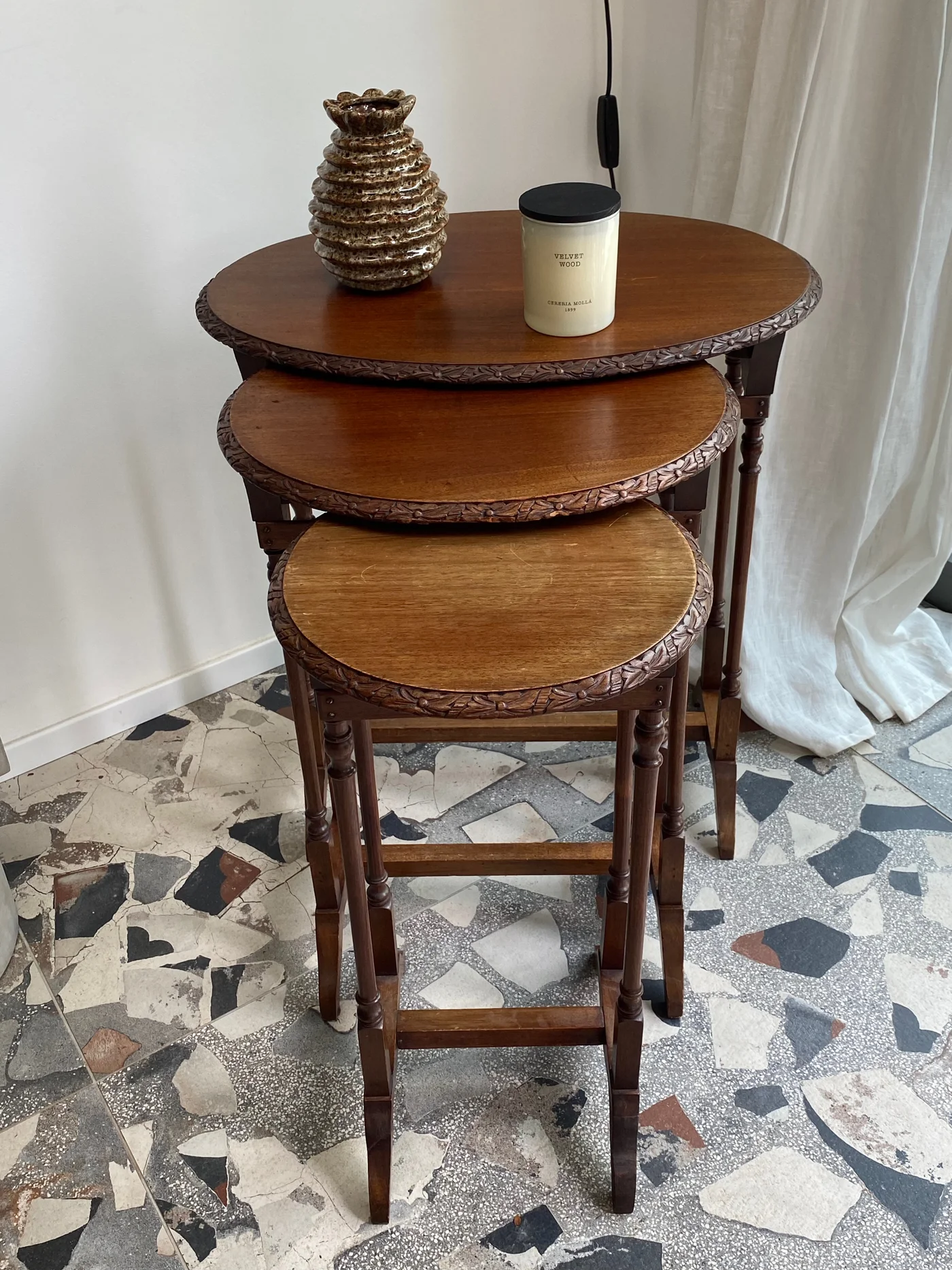 Ensemble de 3 tables gigognes anciennes, en acajou, à bords sculptés et pieds tournés, de style colonial anglais - Ht 60 cm x 55 cm de large (pour la plus haute)