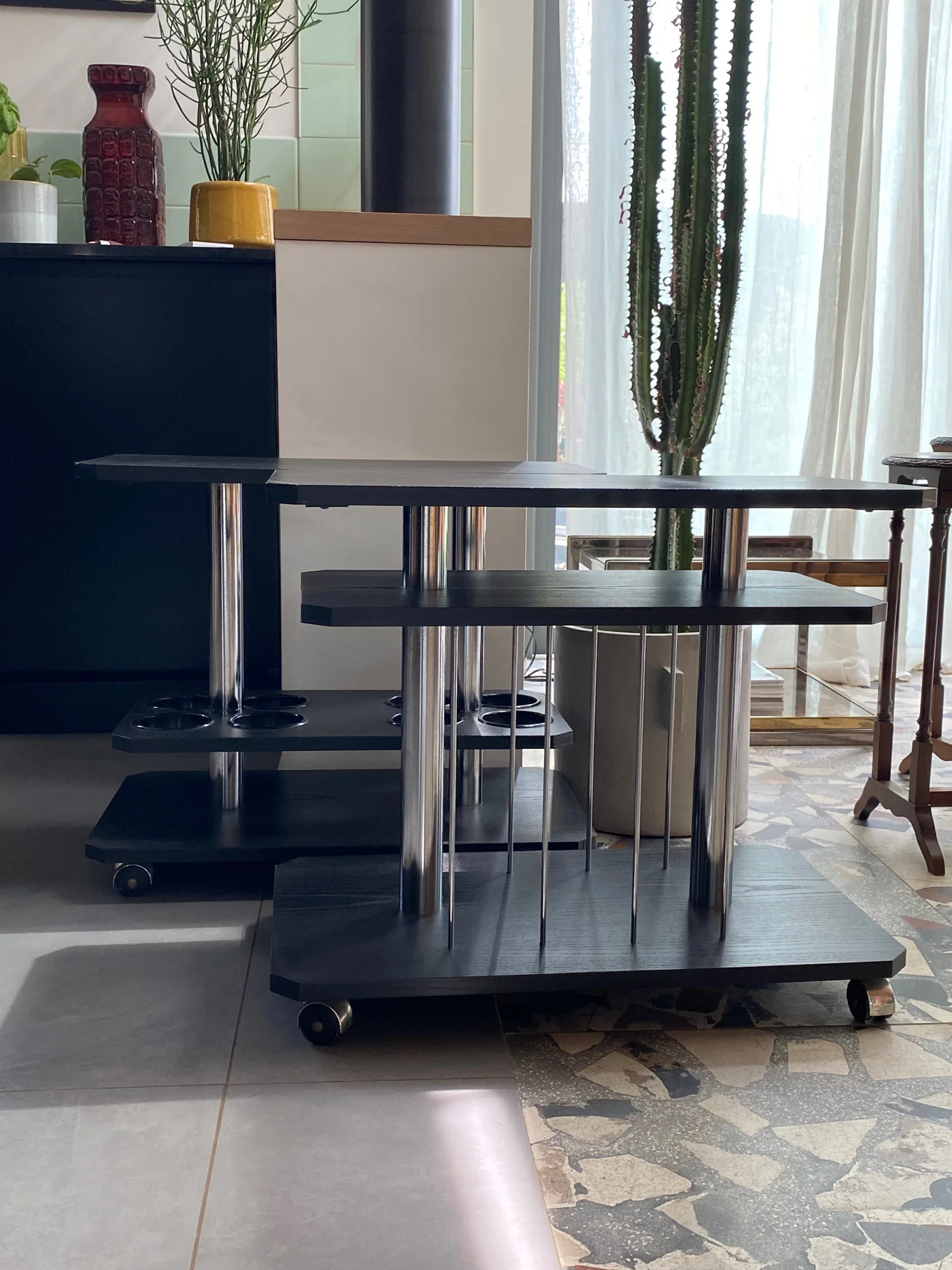 Dessertes/bar roulantes des années 1970-1980, avec plateau en bois noir, tubes chromés, roulettes en chrome, porte-bouteilles et range-verres intégrés - Ht 54 x 65 x 37 cm