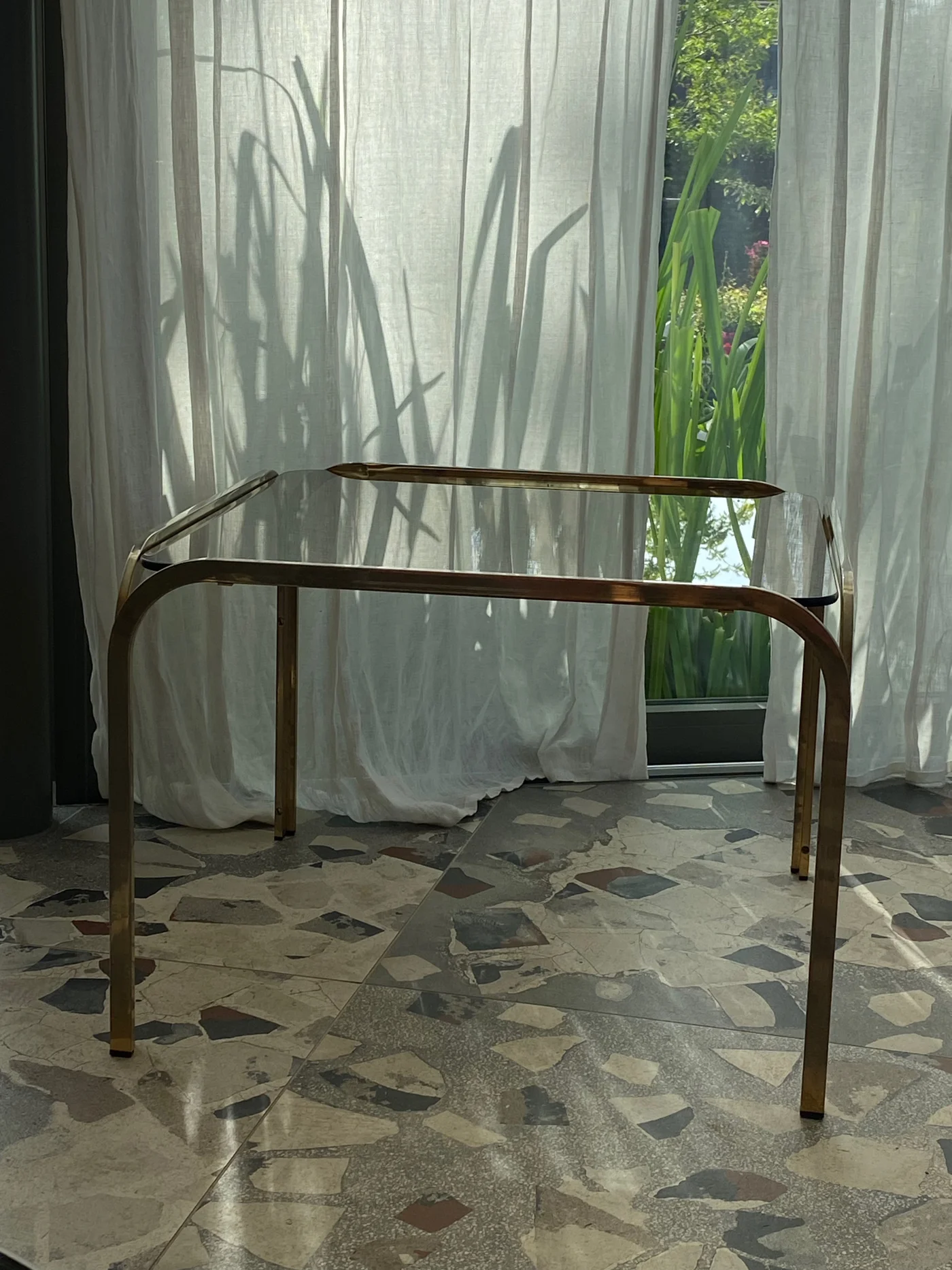 Table de salon, ou d'appoint, en verre fumé et métal chromé - Ht 45 x 60 x 60 cm 