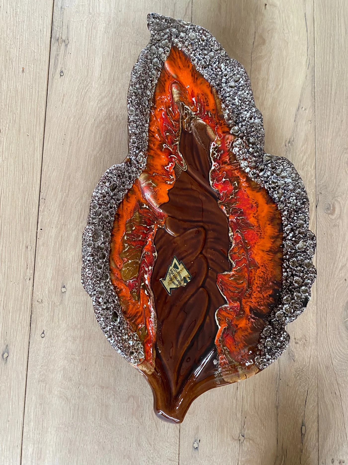 Grand plat Vallauris, décor "écume de mer" avec étiquette d'origine - 44 x 28 cm