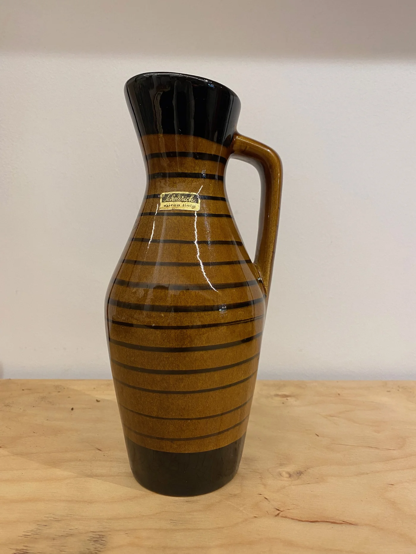 Petit vase type pichet, en céramique, brun avec glaçures à bandes noires, Scheurich Keramik (West Germany Pottery, WGP) - 1960 - 1970 - Ht 22 cm