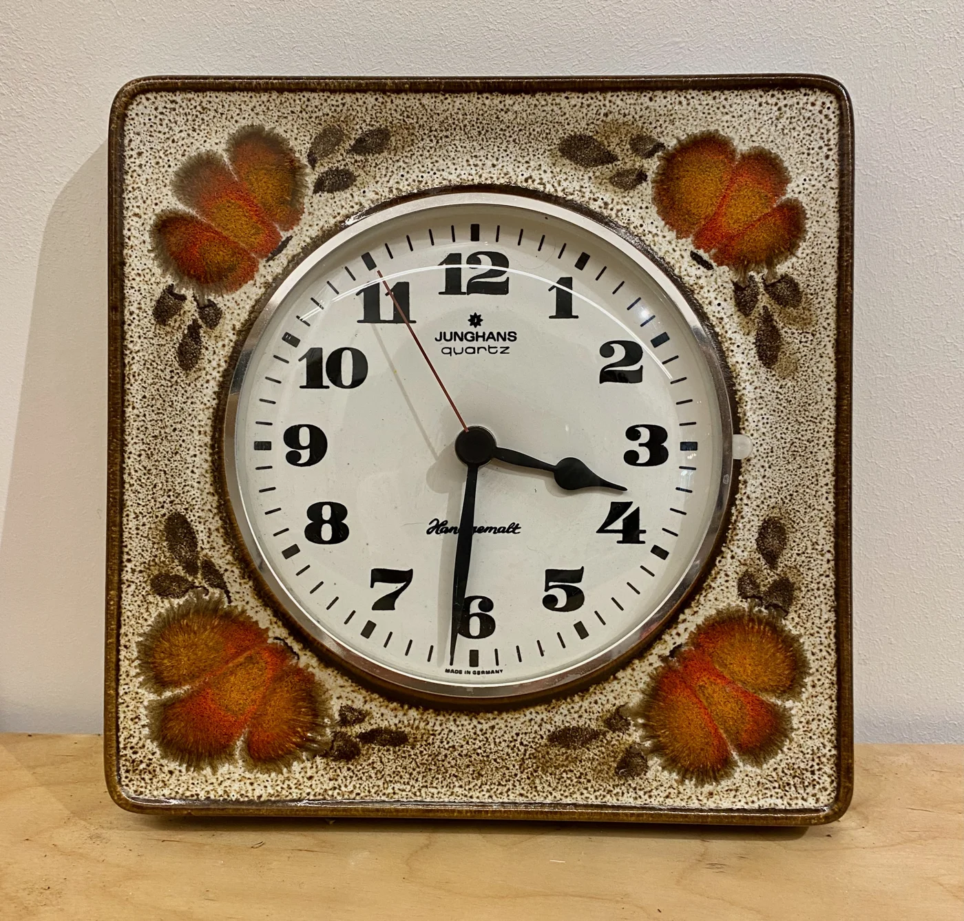 Horloge murale carrée en céramique à décor floral de Junghans Quartz - West Germany - 1970 - 22,5 cm x 22,5 cm