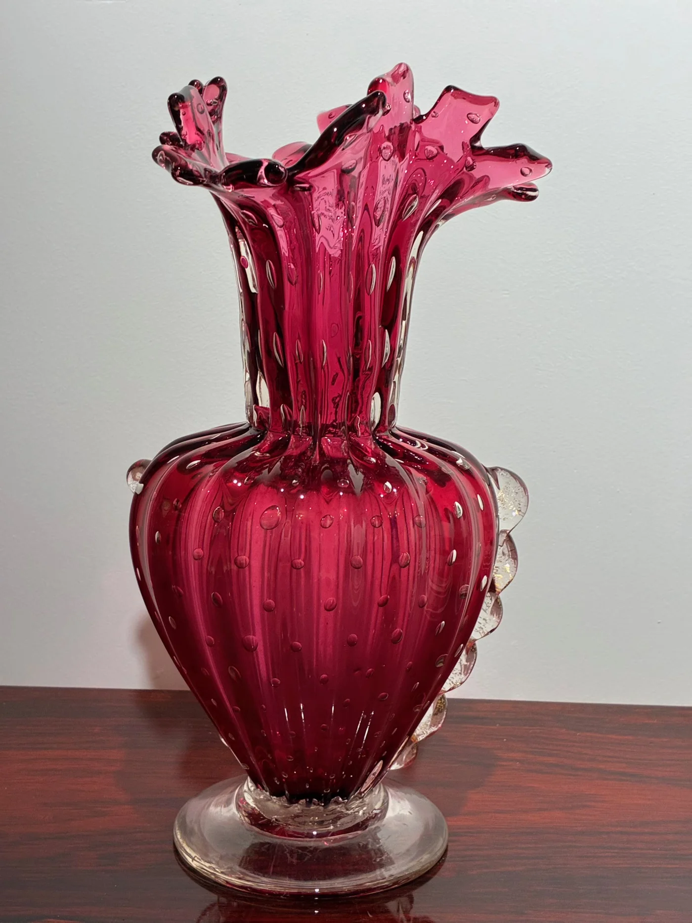Vase en verre Venise, teinté et bullé, travaillé à chaud, à décor appliqué et poudré or rouge - Ht 32 cm