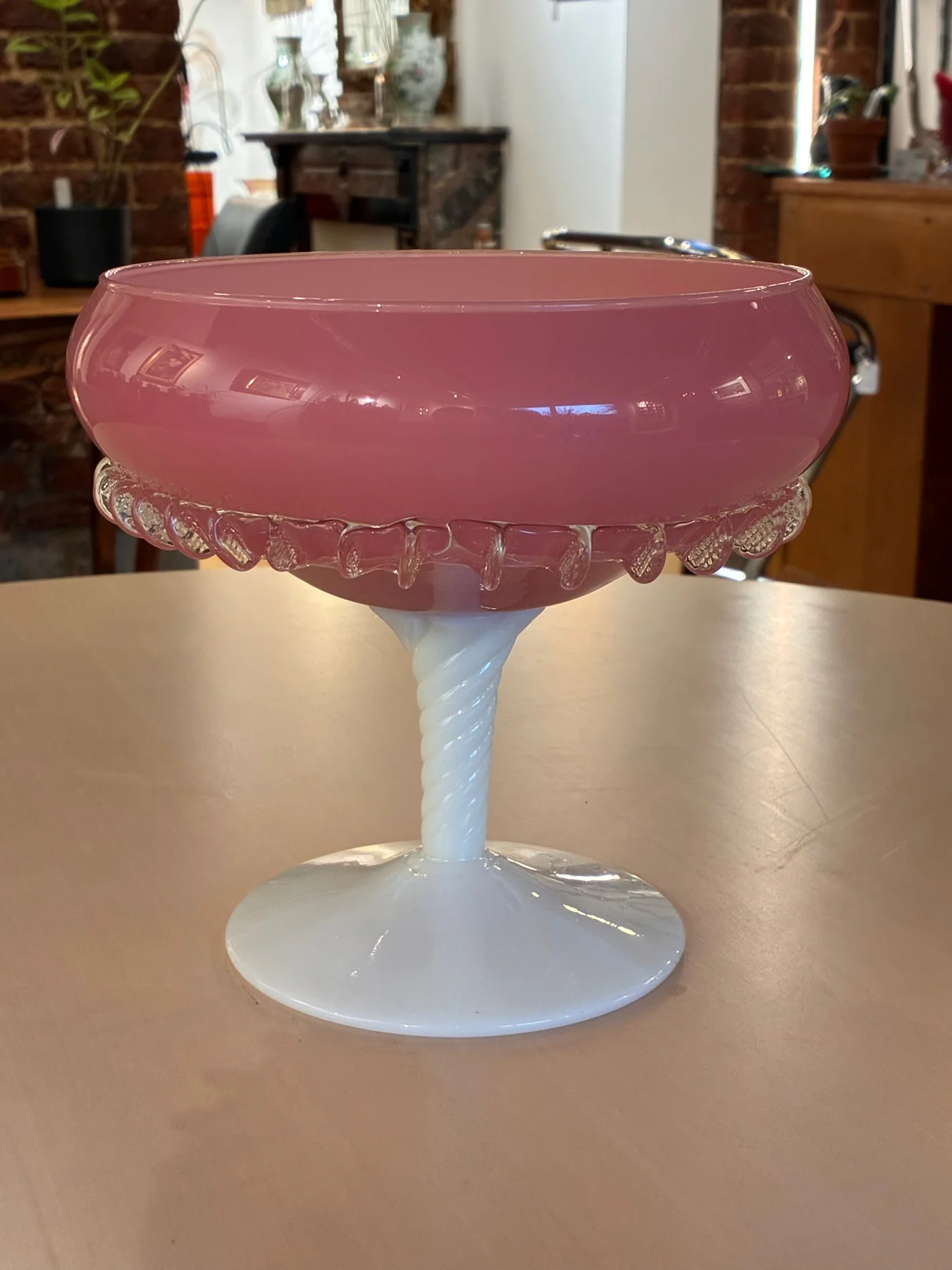 Plat Coupe rose opaline sur pied blanc - 1960's - Origine italienne probable (Empoli)