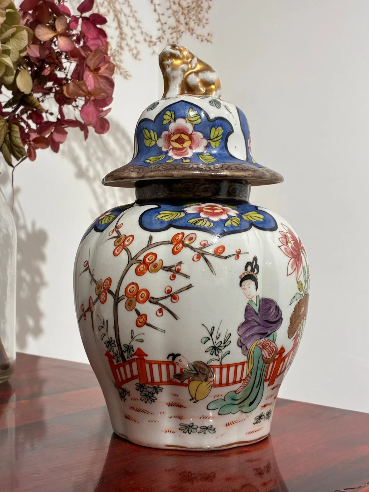 Vase en faïence de Desvres à décor japonisant, couvert, en porcelaine polychrome - Ht 23 cm