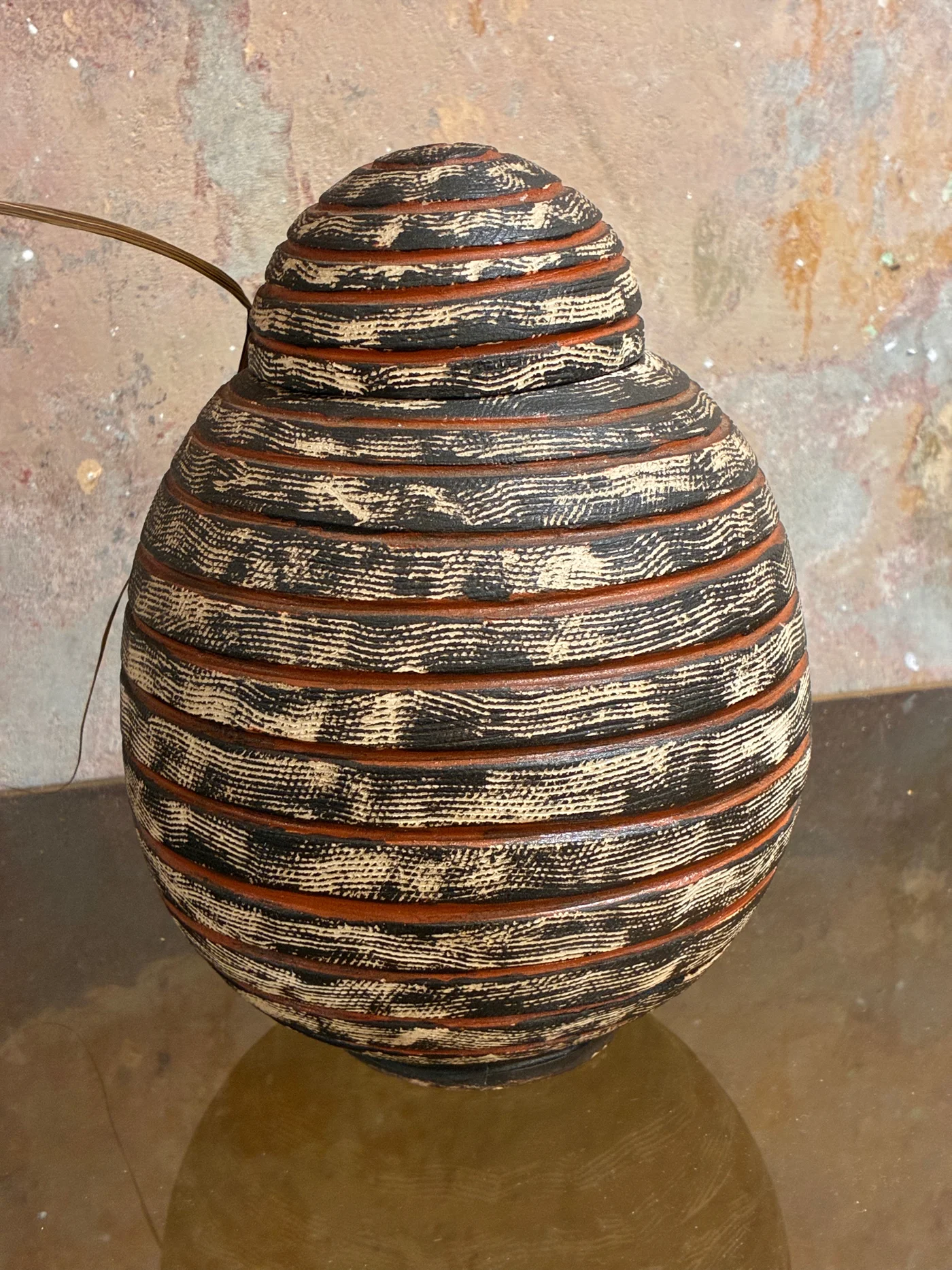 Pot en céramique texturisée et striée, de forme bulbeuse, avec couvercle - Brutaliste