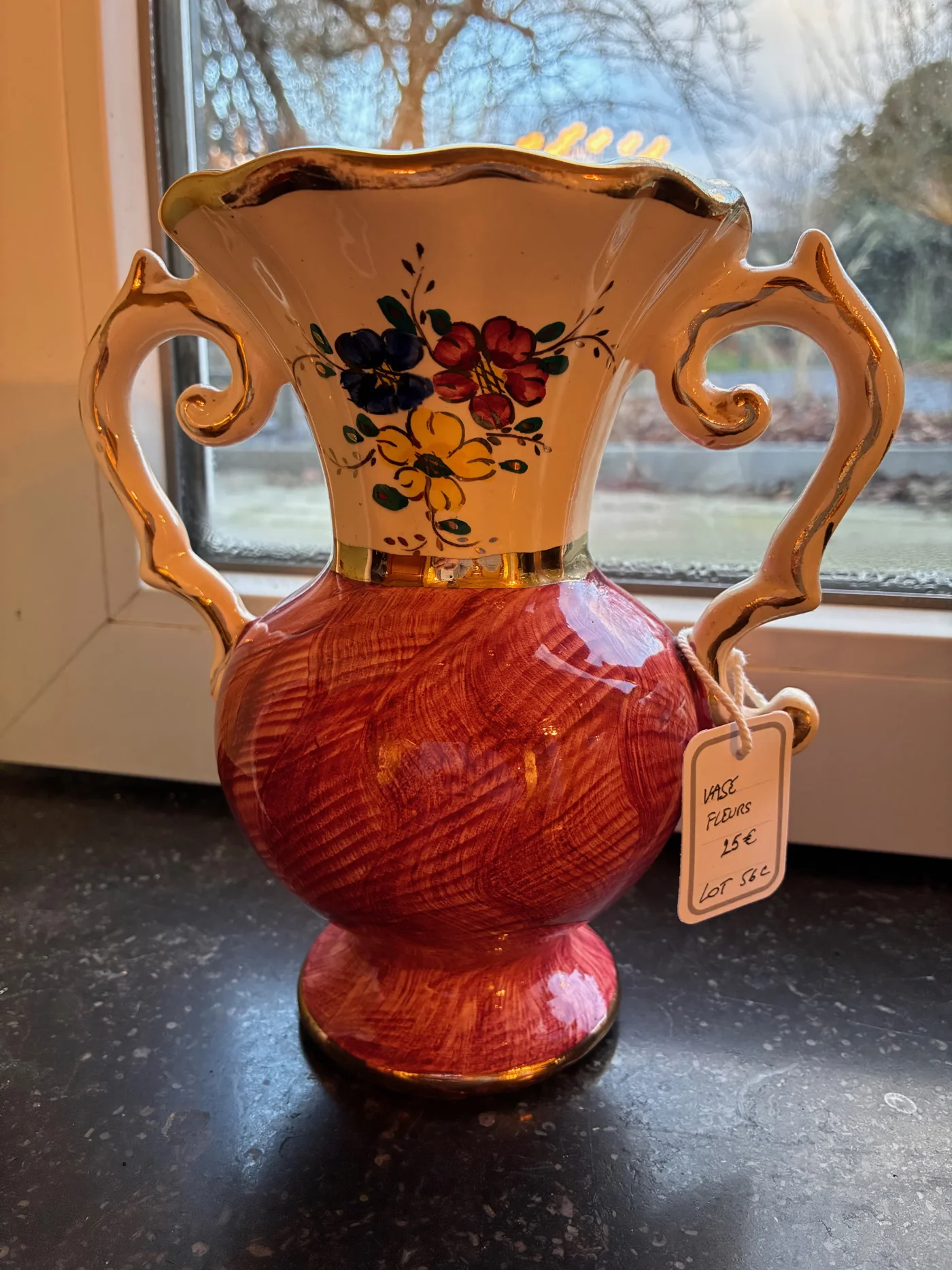 Petit vase rose et fleurs avec liserés dorés (2 anses) 