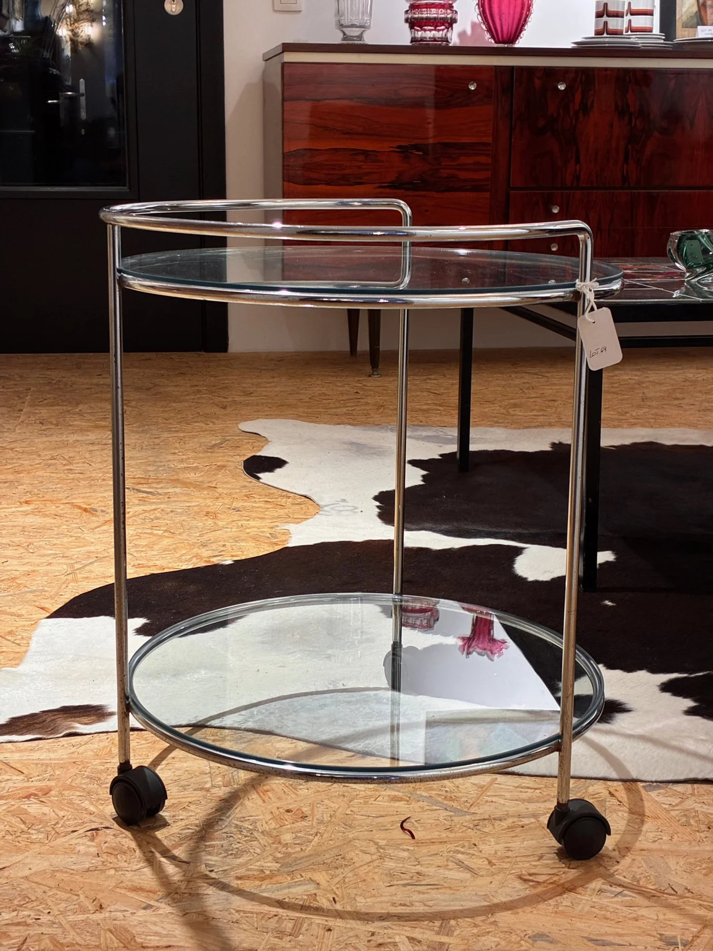 Petite table d'appoint ronde de type desserte, roulante, chromée avec 2 plateaux verre