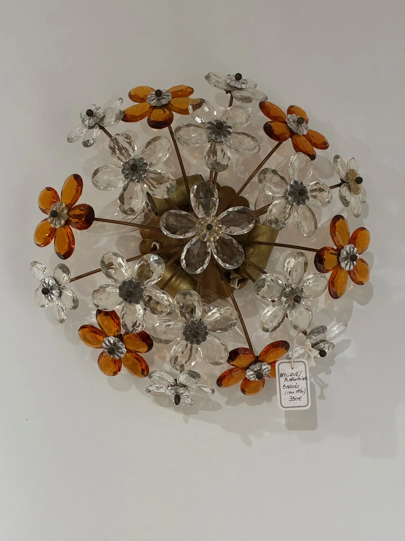 Applique/plafonnier Maison Baguès, vers 1970, fleurs en verre taillé clair et de couleur ambre - 3 feux - Diam 40 cm 