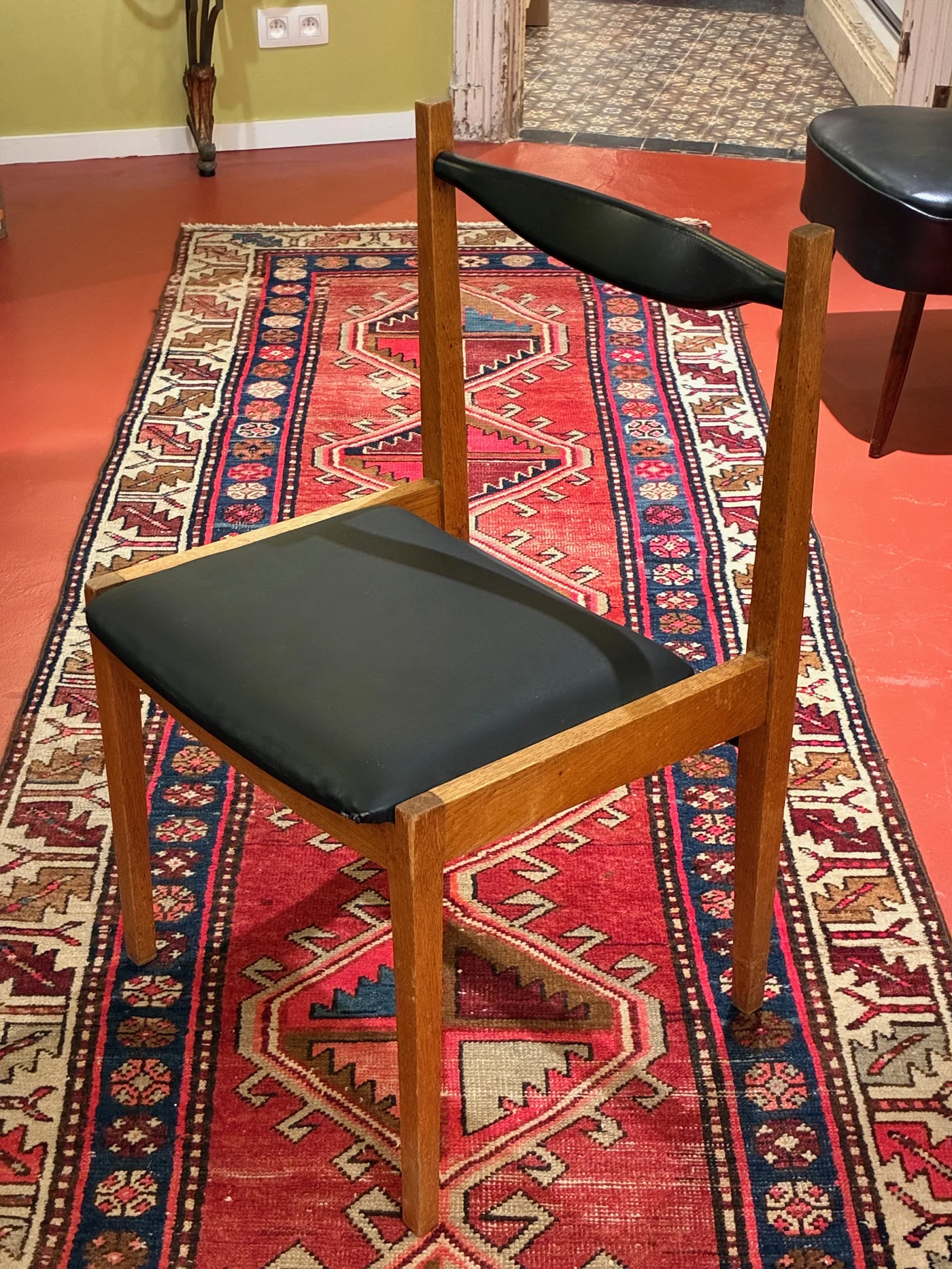 Chaises vintage en chêne et skaï noir (Série de six) 
