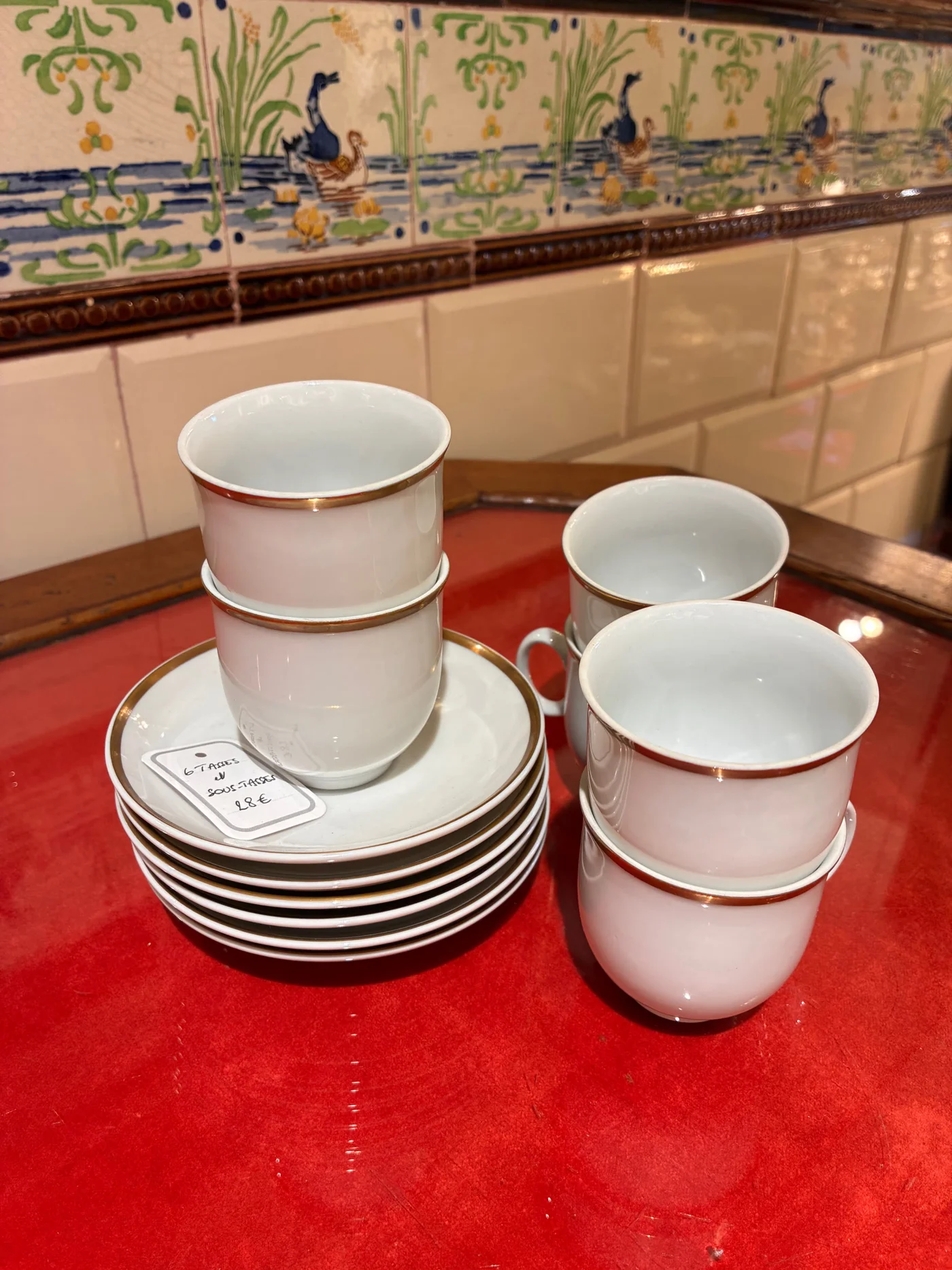 Lot de 6 tasses et sous tasses à liseré doré 