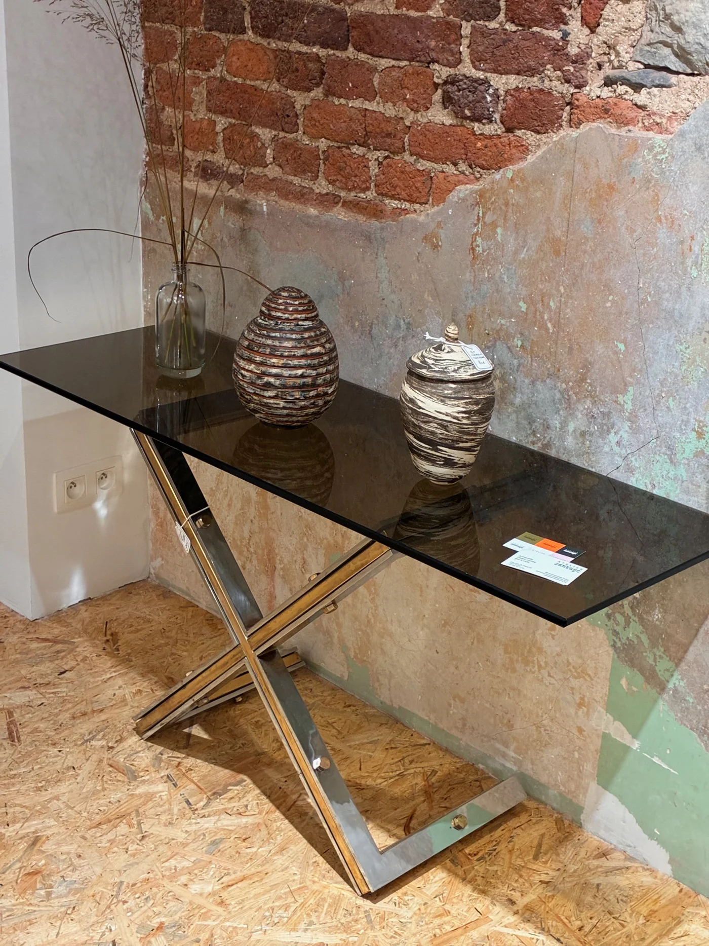 Console Vintage design - Mid-century - Plateau en verre fumé et pied en X chrome et laiton - Ht 60 x 120 x 40 cm