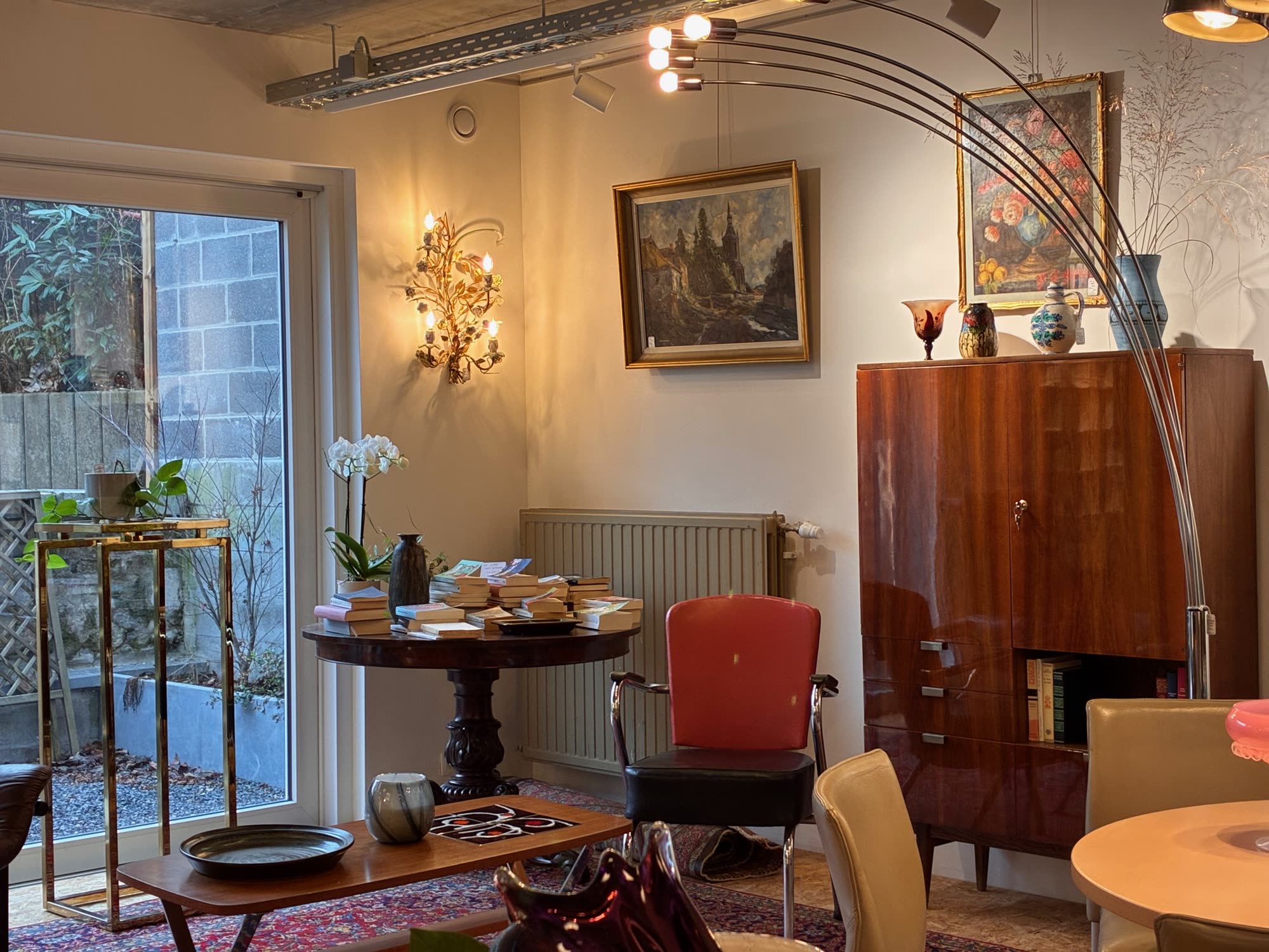 Intérieur de la boutique avec objets et meubles vintage